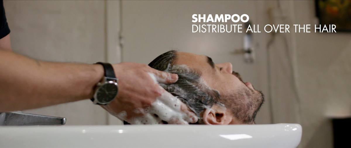 Distribute the shampoo in the hair