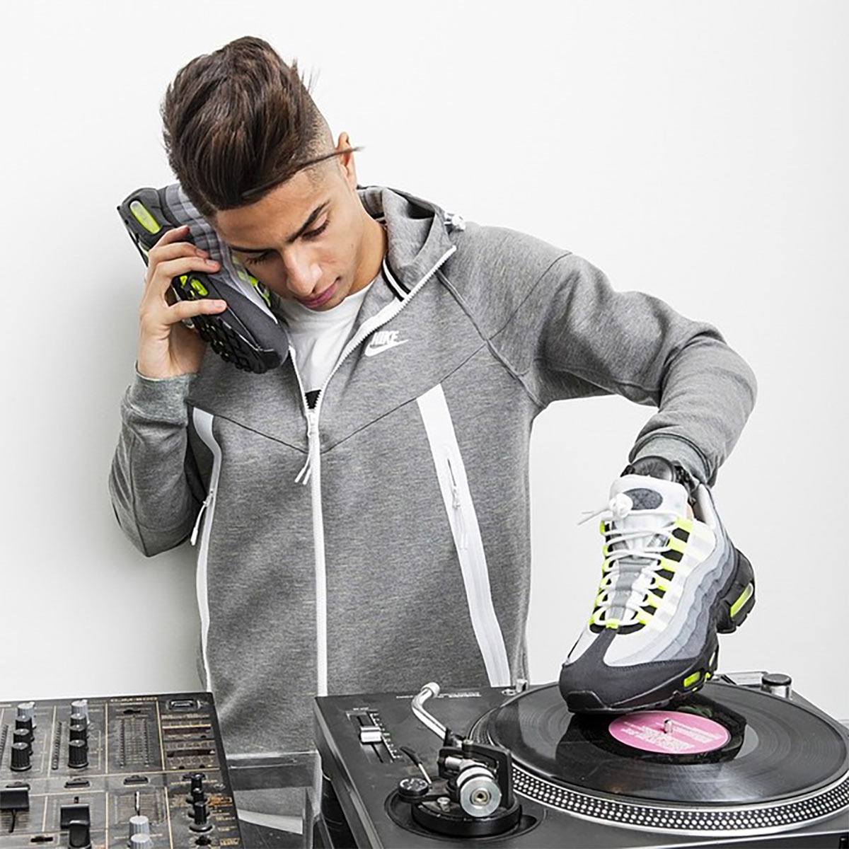 Mastour Talking in a shoe and DJ-ing with a shoe