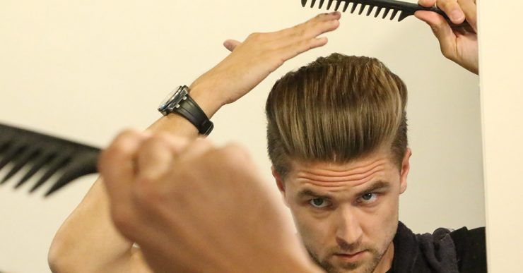 Styling men's hair with wide toothed comb